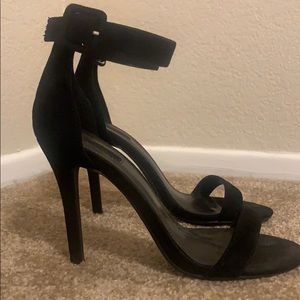 🍄Black strappy heels